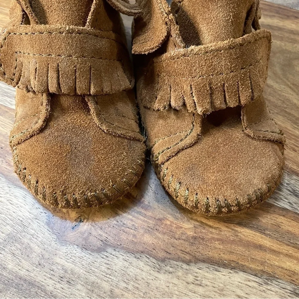 Minnetonka Moccasins 1122 - Infants Front Strap Bootie - Brown Suede C5‎